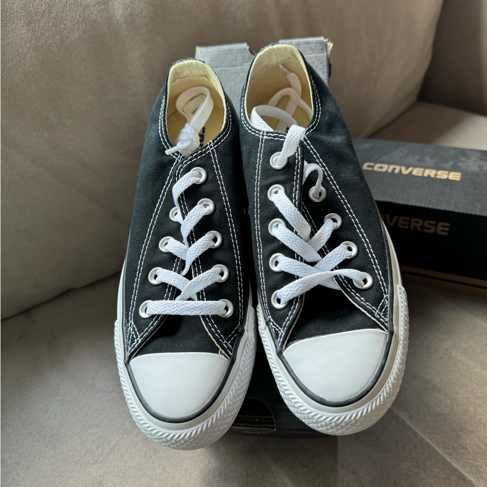 Women Converse Chuck Taylor Sneakers - size 5.5